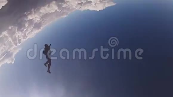 职业跳伞运动员在空中自由落体打开降落伞速度视频的预览图