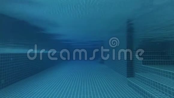 豪华热带酒店内美丽清爽的蓝色泳池水夜晚黑暗的景色操作摄像机视频的预览图