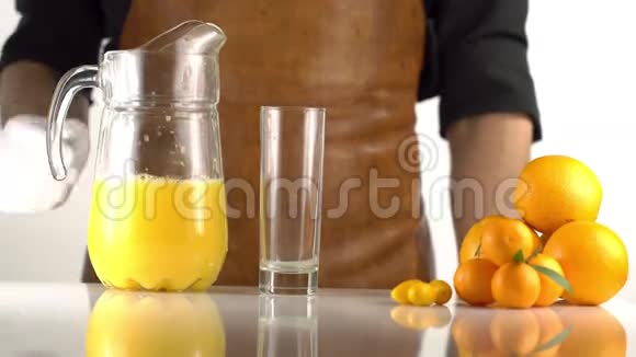高转速的炊具将oranged果汁与解码器进入高玻璃位于曼达林附近视频的预览图