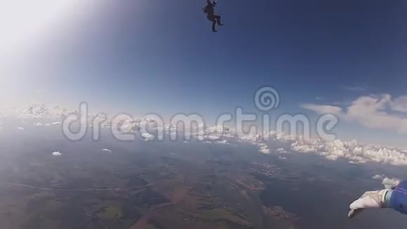 职业跳伞运动员在空中自由落体保持平衡阳光明媚视频的预览图
