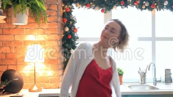 女人在厨房跳舞视频的预览图