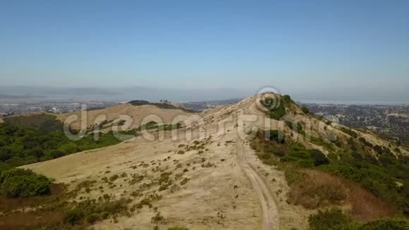 北加州草地和空地空中视频的预览图