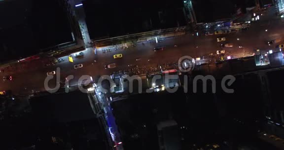 夜间空中飞弹街上的交通视频的预览图