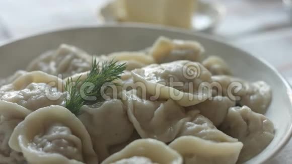 白色盘子热的自制饺子视频的预览图