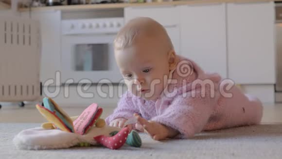 可爱的女婴在家地毯上玩耍视频的预览图