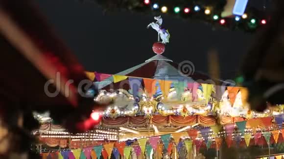 圣诞集市五颜六色的旋转木马在游乐园旋转假日视频的预览图