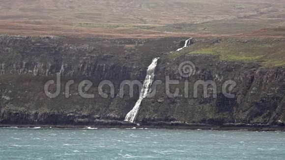 从下米洛瓦格斯凯岛看到的悬崖上的秋雨卡勒姆停止和逆转了左边的瀑布视频的预览图