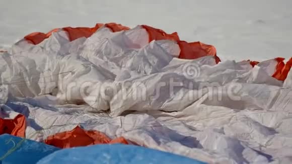 滑翔伞比赛降落伞躺在雪地上视频的预览图