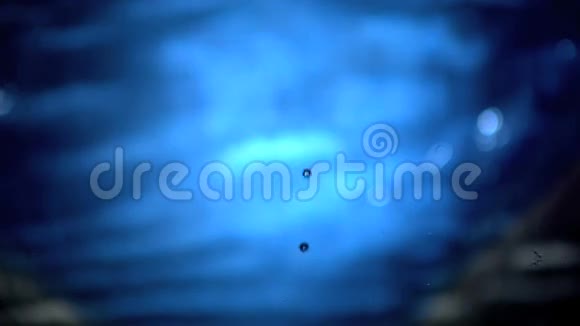 水滴落在水中视频的预览图