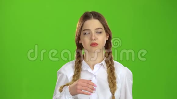 女孩头痛绿色屏幕视频的预览图