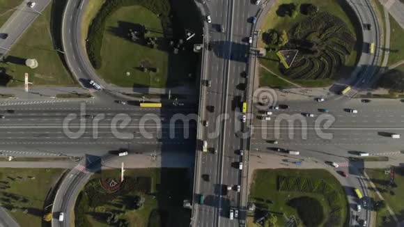 大型交通立交的鸟瞰图视频的预览图