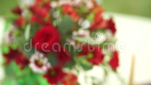 婚礼花束从模糊到锐利的过渡特写镜头视频的预览图
