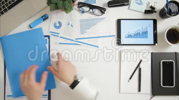 从前台可以看到商人在办公室阅读合同和高要求的重要信息视频的预览图