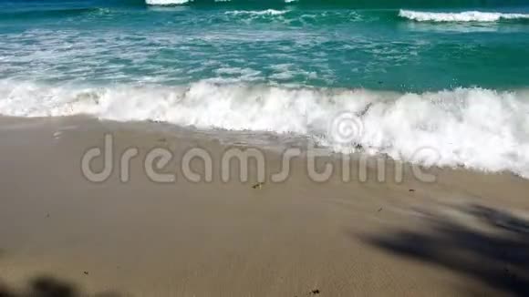 泰国苏梅岛附近的海洋海景海浪拍打着沙滩视频的预览图