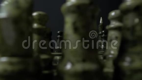 有数字的棋盘滚动棋盘上的视图关闭大型国际象棋比赛视频的预览图