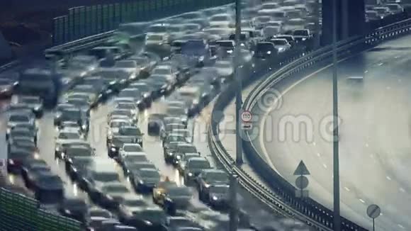 高速公路上的交通堵塞视频的预览图