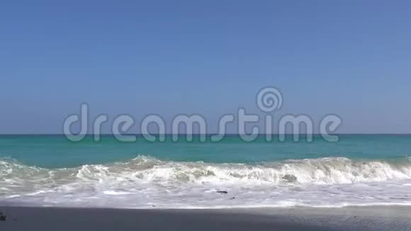 泰国苏梅岛附近的海洋海景海浪拍打着沙滩视频的预览图