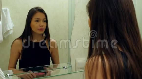 美少女化妆在镜子里欣赏自己视频的预览图