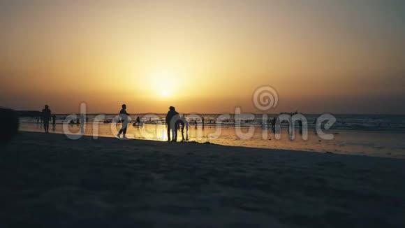 在繁忙的海滩上日落有很多人阿拉伯联合酋长国迪拜视频的预览图