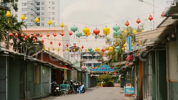 越南芽庄街道上挂着五彩灯视频的预览图