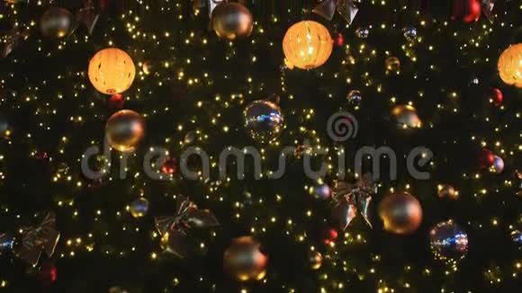 在莫斯科街头装饰圣诞树作为圣诞玩具闪闪发光的金球和花环视频的预览图