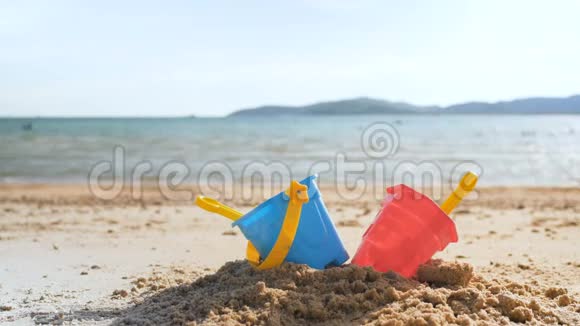 海浪沙滩上的玩具在夏日的氛围下选择焦点浅景视频的预览图