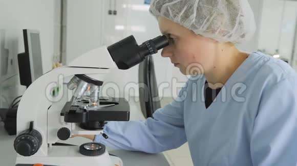 实验室科学家用显微镜工作视频的预览图