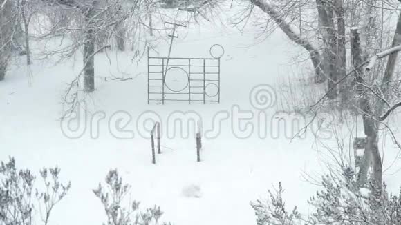 美丽的降雪背景上的破碎和不好的院子视频的预览图