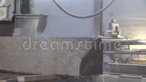 花岗岩加工制造业用圆锯切割花岗岩板用水冷却视频的预览图