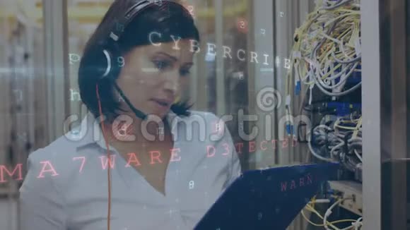 在服务器机房工作的女人危险信息在前台移动和闪烁视频的预览图