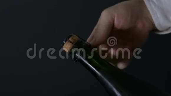 在黑色背景下开放香槟酒瓶视频的预览图