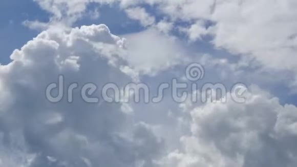 积云在天空中移动视频的预览图