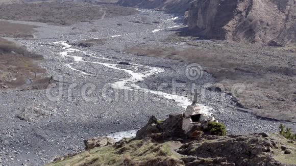 横在一座山上高耸于山谷之上的春山河山与山之间个宽阔的山谷格鲁吉亚视频的预览图