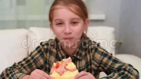 漂亮的小女孩在吃披萨挥舞着她的手视频的预览图