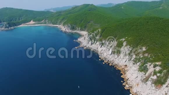 在阳光明媚的一天无人机沿着俄罗斯海岸射击视频的预览图