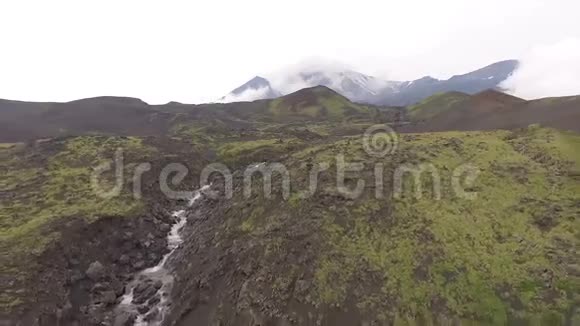 休眠火山这条河从山上流过视频的预览图