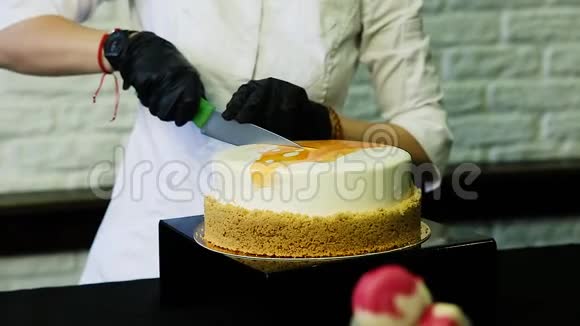 双手用刀切白慕斯蛋糕视频的预览图