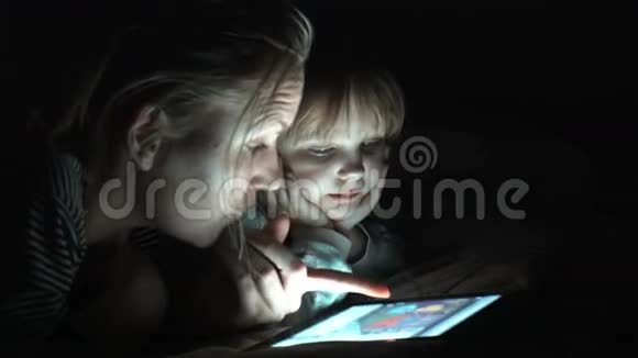马瑟和女儿在平板电脑上欣赏电影视频的预览图