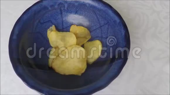 蓝碗里的薯片视频的预览图