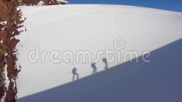 登山运动员登山者爬山雪上攀爬的影子视频的预览图