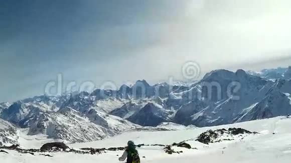 滑雪者骑在滑雪坡上的山上视频的预览图