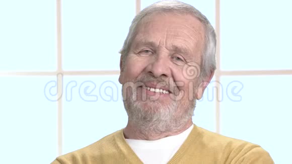 胡须老人的脸贴得很近视频的预览图