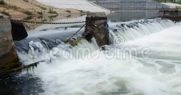 瀑布从一个激光机上流下来水坝视频的预览图