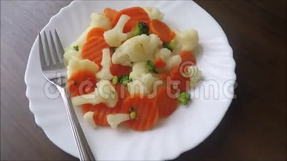 盘子里的混合蔬菜视频的预览图