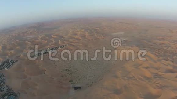 清晨从空中眺望沙漠视频的预览图
