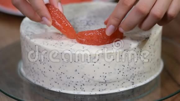 女性用葡萄柚装饰蛋糕视频的预览图