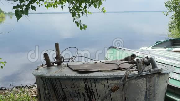 旧的划船渔船被绑起来用链子拴在河岸上视频的预览图