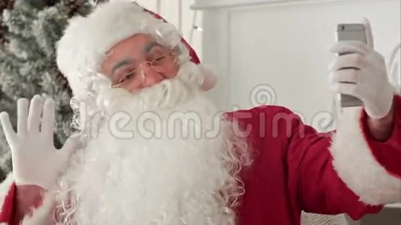 圣诞老人在他的电话里自娱自乐视频的预览图