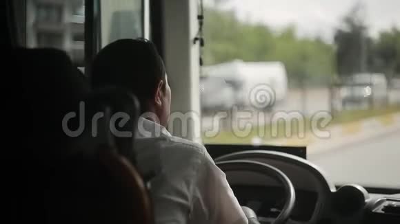 公共汽车司机正沿着这条路行驶视频的预览图