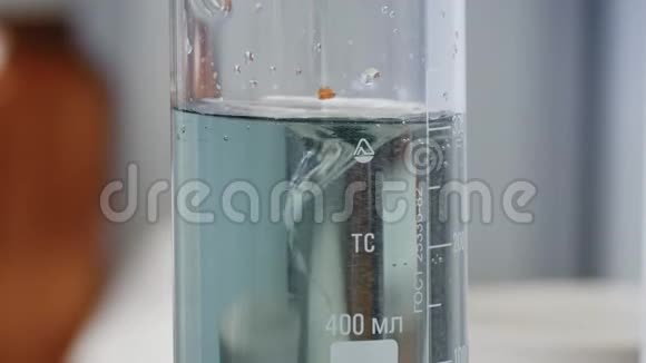 流体混合后变色用特殊装置将液体混合的彩色烧瓶的特写视频的预览图